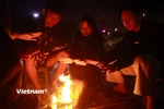 Người dân Thủ đô đốt lửa sưởi ấm chống chọi với thời tiết lạnh nhất từ đầu mùa