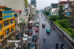 Phương tiện lưu thông trên tuyến đường Nghi Tàm thuộc Vành đai 1, thành phố Hà Nội. (Ảnh: Hoài Nam/Vietnam+)