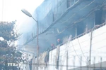 Lực lượng chức năng nhanh chóng có mặt tại hiện trường vụ cháy Nhà máy bia đểx chữa cháy, cứu hộ cứu nạn. (Ảnh: Lê Đông/TTXVN)