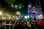 Người dân đổ về các tuyến phố trung tâm Hà Nội để chờ đón đêm Giáng Sinh 