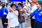 Thí sinh Hà Nội vui vẻ rời trường thi sau môn Ngoại ngữ vì đề thi không khó. (Ảnh: Hoài Nam/Vietnam+)