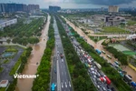 Đường gom Đại lộ Thăng Long 'biến thành sông' sau trận mưa lớn kéo dài 