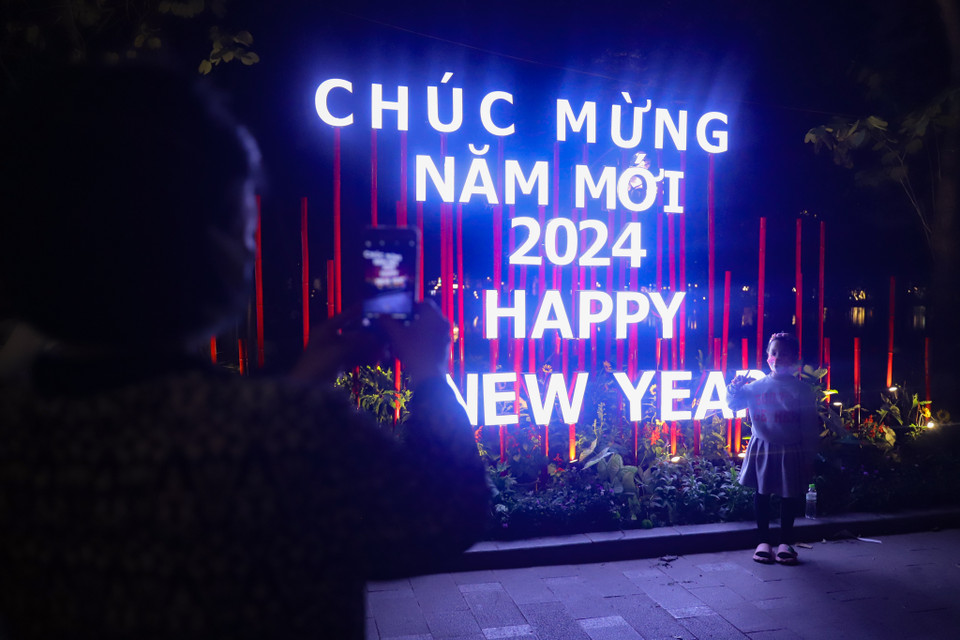 Ngay từ sớm đã có rất nhiều người dân tới không gian phố đi bộ để hòa mình vào không khí đón năm mới. Các khu vực xung quanh bờ hồ đã được trang trí chào đón năm 2024. (Ảnh: Hoài Nam/Vietnam+)