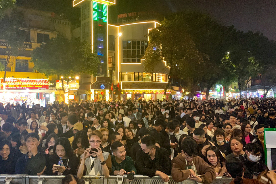 Hàng nghìn người đã tập trung trước sân khấu tại quảng trường Đông Kinh Nghĩa Thục chờ đón sự kiện đặc biệt này. (Ảnh: Hoài Nam/Vietnam+)