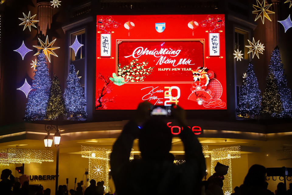 Không khí chờ đón năm mới 2024 tràn ngập khắp phố phường. (Ảnh: Hoài Nam/Vietnam+)