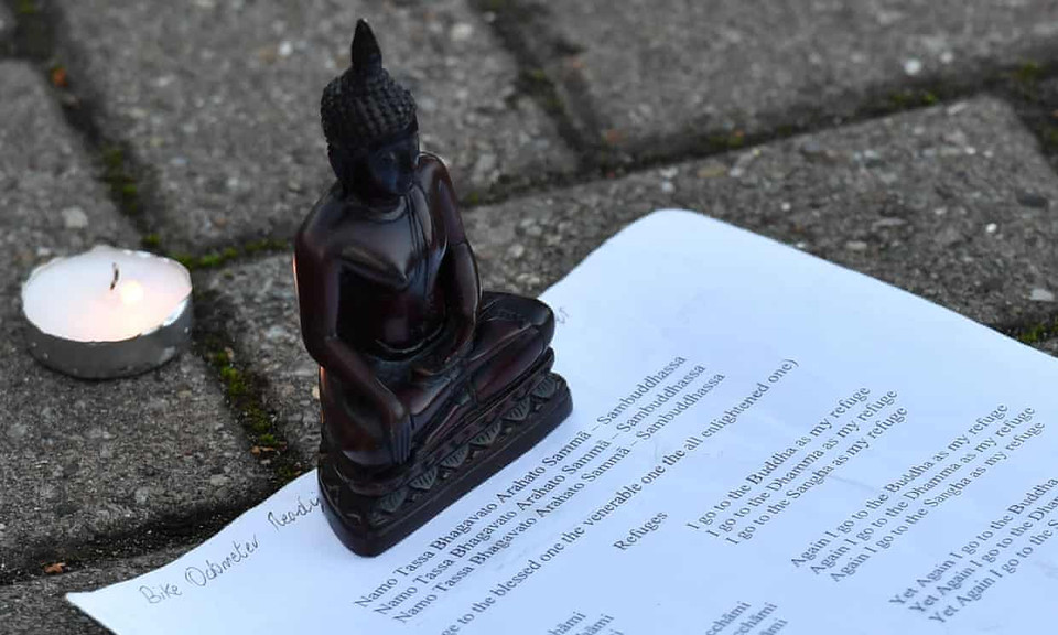 Bức tượng Phật và bài kinh cầu nguyện bên ngoài sân King Power. Sinh thời, ông Vichai nhiều lần thỉnh các vị cao tăng từ Thái Lan đến sân King Power để làm phép.