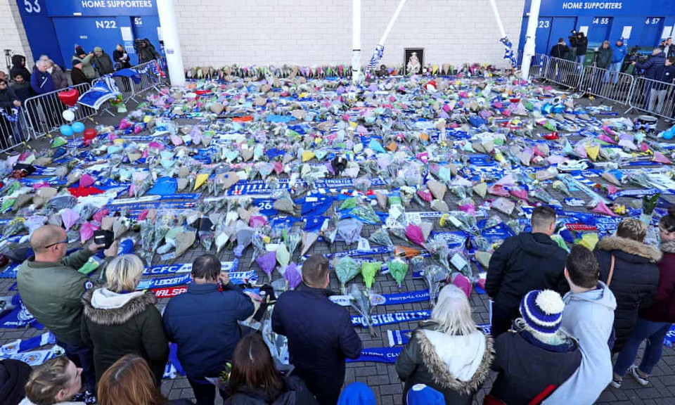 Bên ngoài sân King Power ngập trong hoa và nến cùng những lời chia buồn.