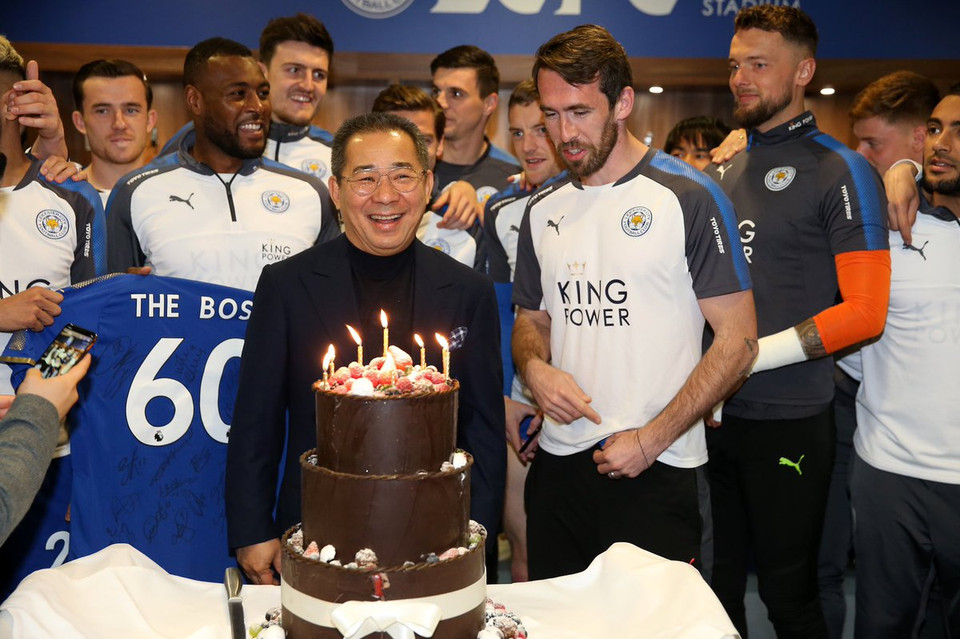 Các cầu thủ Leicester mừng sinh nhật ông Vichai nhân dịp ông tròn 60 tuổi