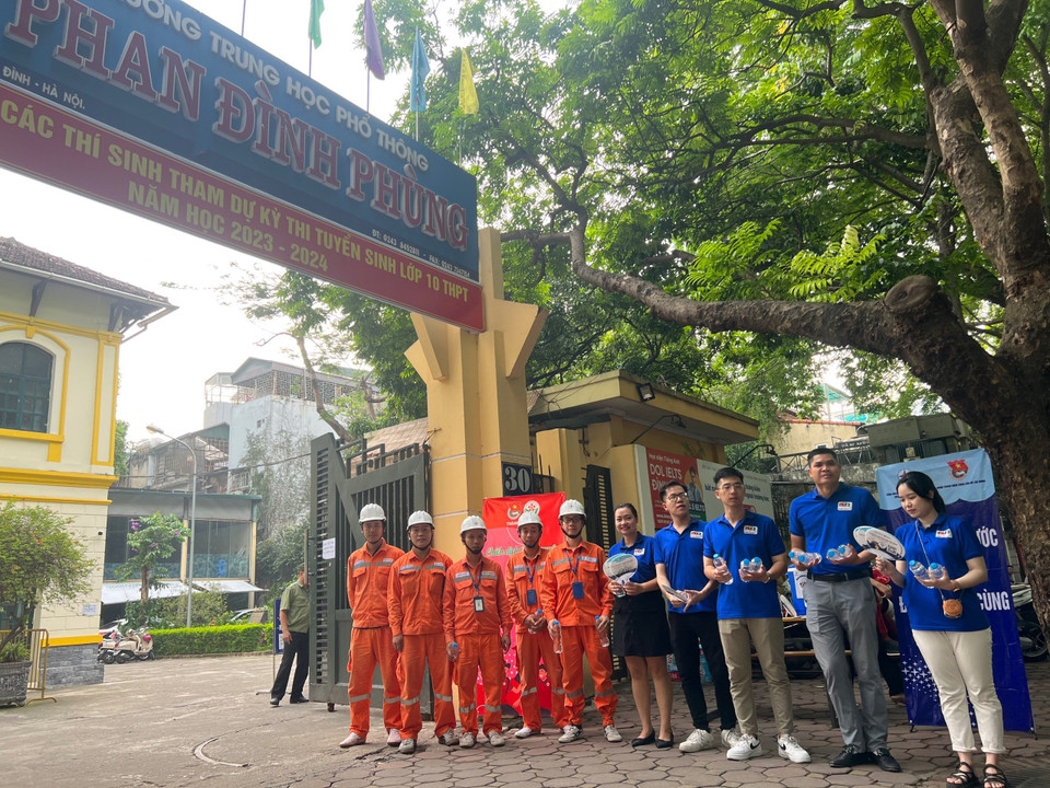 Chính các bạn thanh niên tình nguyện cũng đã trải qua kỳ thi tốt nghiệp, muốn góp sức mình tiếp sức cho mùa thi thành công. (Ảnh: PV/Vietnam+)