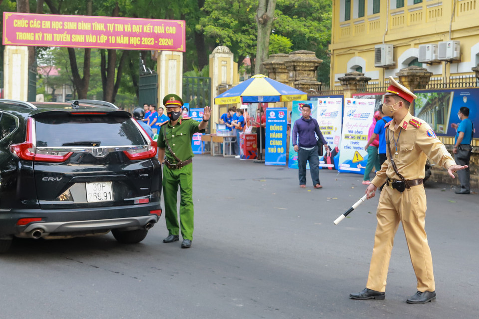 Có thể thấy những ‘người bạn đồng hành’ cùng sỹ tử và phụ huynh đã đóng góp vai trò quan trọng trong việc hỗ trợ tối đa cho kỳ thi vào 10 tại Thủ đô diễn ra an toàn và tốt đẹp. (Ảnh: PV/Vietnam+)