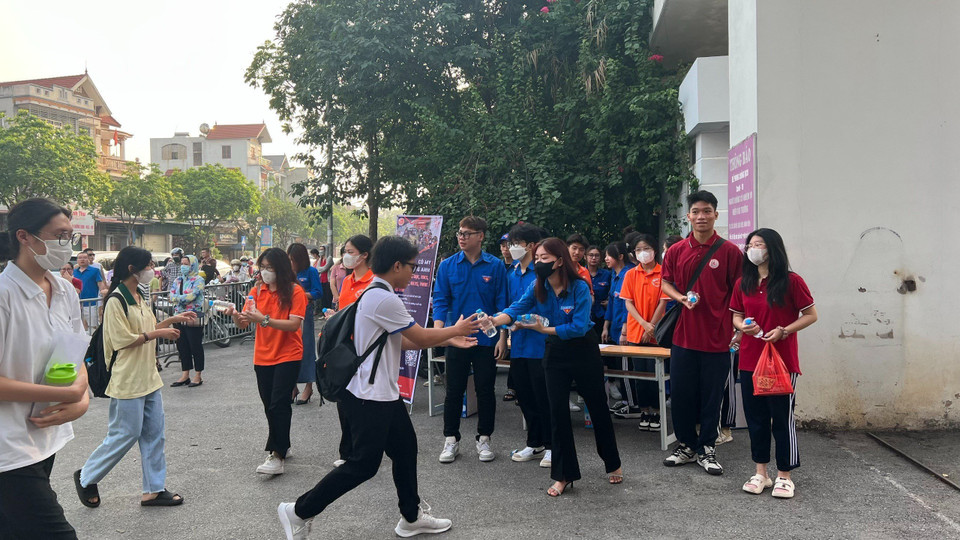 Các thanh niên tình nguyện tham gia đồng hành, hỗ trợ thí sinh trong suốt kỳ thi. (Ảnh: PV/Vietnam+)