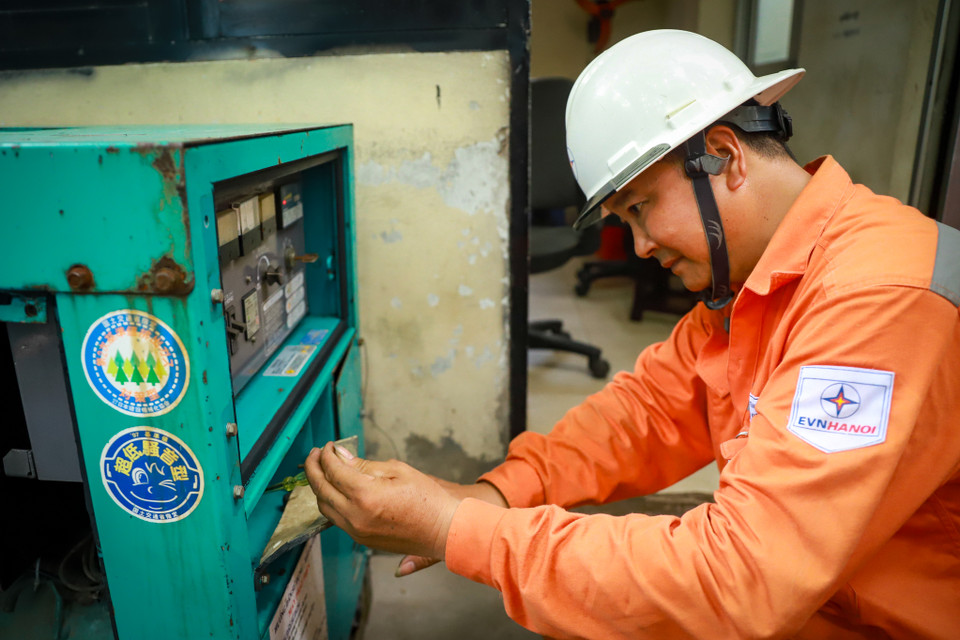 Mỗi điểm thi còn có các nhân kỹ thuật điện lực túc trực để đảm bảo cung cấp điện thông suốt kỳ thi. (Ảnh: PV/Vietnam+)