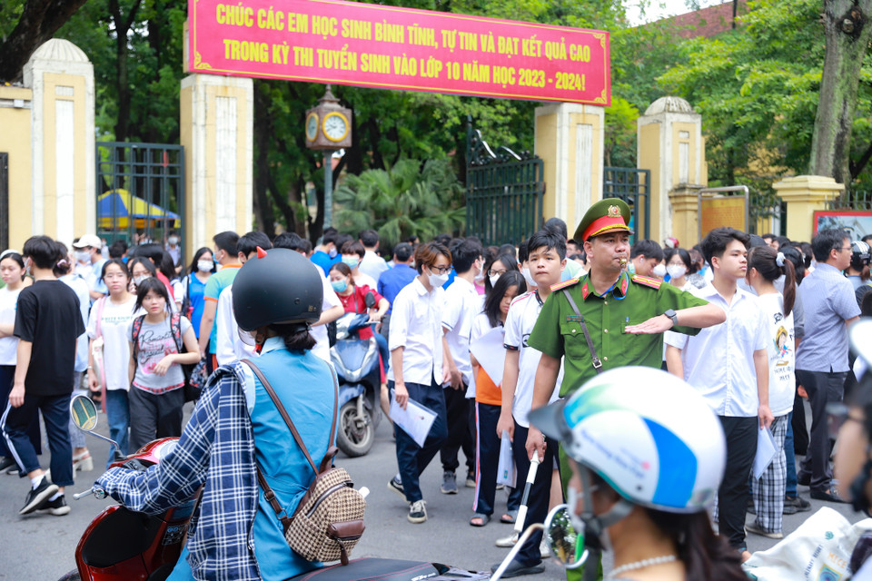 Cùng với cảnh sát giao thông, lực lượng công an địa phương tham gia đảm bảo an ninh, trật tự đô thị và hỗ trợ phân luồng giao thông tại các điểm thi. (Ảnh: PV/Vietnam+)