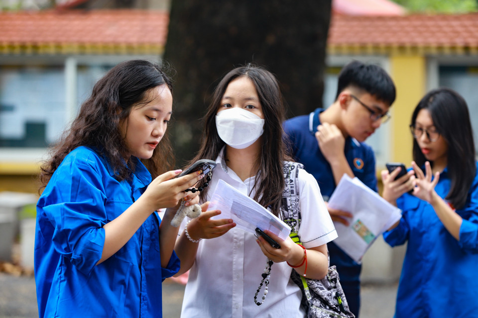 Một lực lượng khác cũng không kém phần quan trọng là các tình nguyện viên áo xanh đội nắng tiếp sức cho các sỹ tử. (Ảnh: PV/Vietnam+)