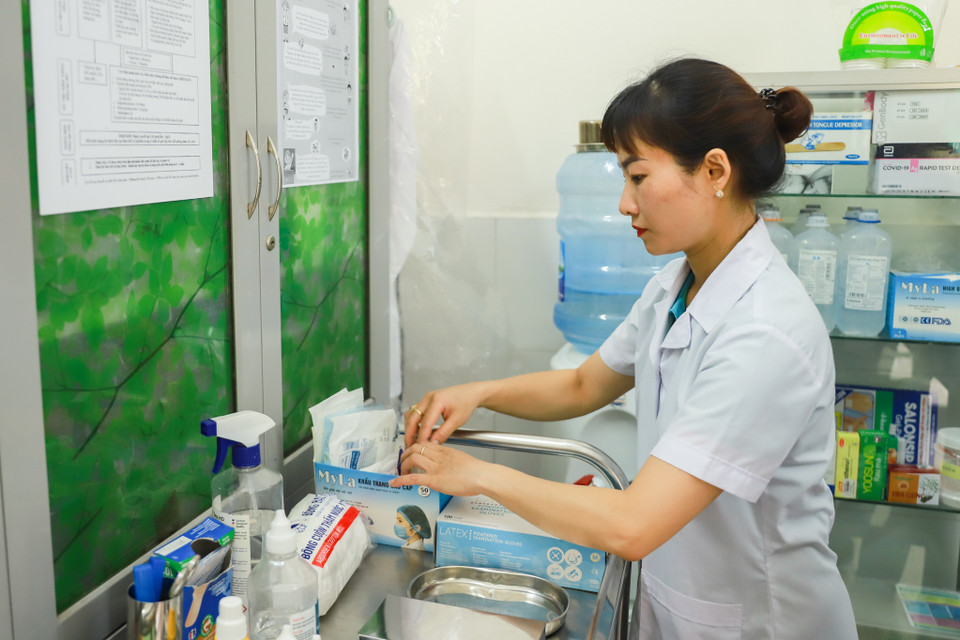 Bên cạnh lực lượng công an là lực lượng blouse trắng luôn sẵn sàng trước mọi tình huống xấu xảy ra với các em học sinh trong thời tiết nắng nóng. (Ảnh: PV/Vietnam+)