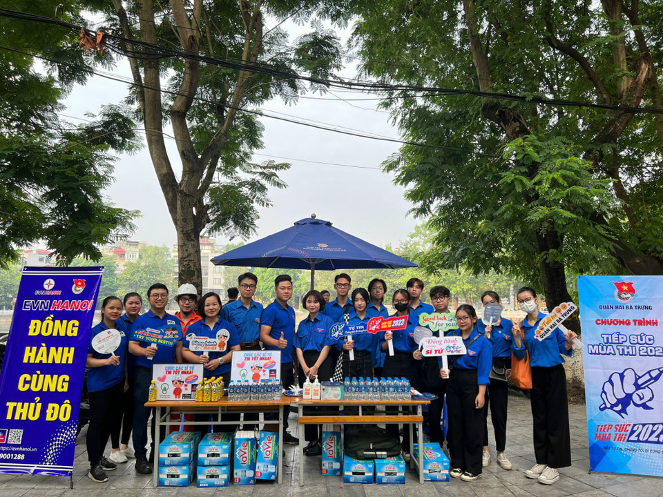 Tại tất cả điểm thi trên địa bàn thành phố, các đội hình tiếp sức mùa thi đều có 15-20 tình nguyện viên ngoài cổng trường hỗ trợ cho kỳ thi. (Ảnh: PV/Vietnam+)