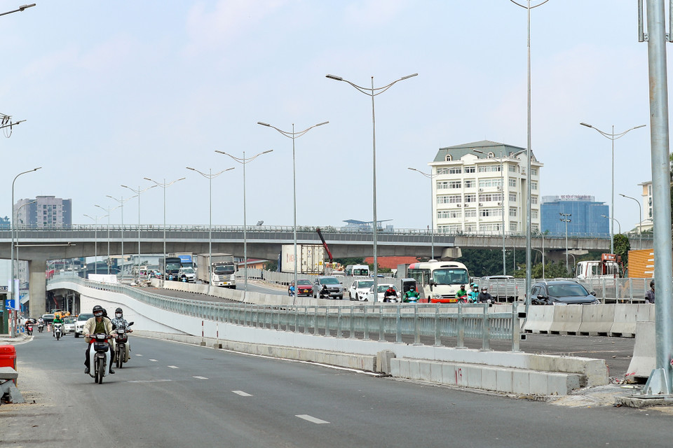 Sau khi hoàn thành 2 đơn nguyên cầu vượt đô thị chạy dọc hai bên cầu vượt Mai Dịch sẽ phục vụ các xe lưu thông trong nội đô. (Ảnh: PV/Vietnam+)