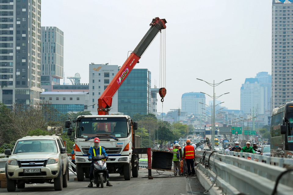 Tính đến thời điểm hiện tại, hai nguyên đơn cầu vượt thép nút giao Mai Dịch đã được thảm nhựa và hoàn thiện nốt những hạng mục cuối cùng. (Ảnh: PV/Vietnam+)