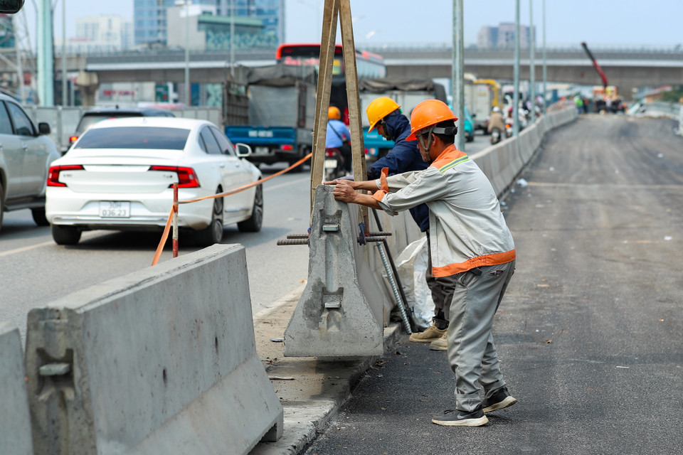 Sau khi đường dẫn được thảm nhựa, theo phương án phân luồng dự kiến, phương tiện bị hạn chế chiều cao khi qua cầu vượt thép; người đi bộ, đi xe đạp, xe thô sơ không được lên cầu. (Ảnh: PV/Vietnam+)