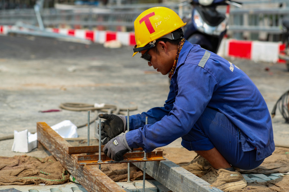 Đơn vị thi công đang gấp rút hoàn thiện các hạng mục để cầu vượt chính thức được thông xe vào đầu tháng 4 tới đây. (Ảnh: PV/Vietnam+)