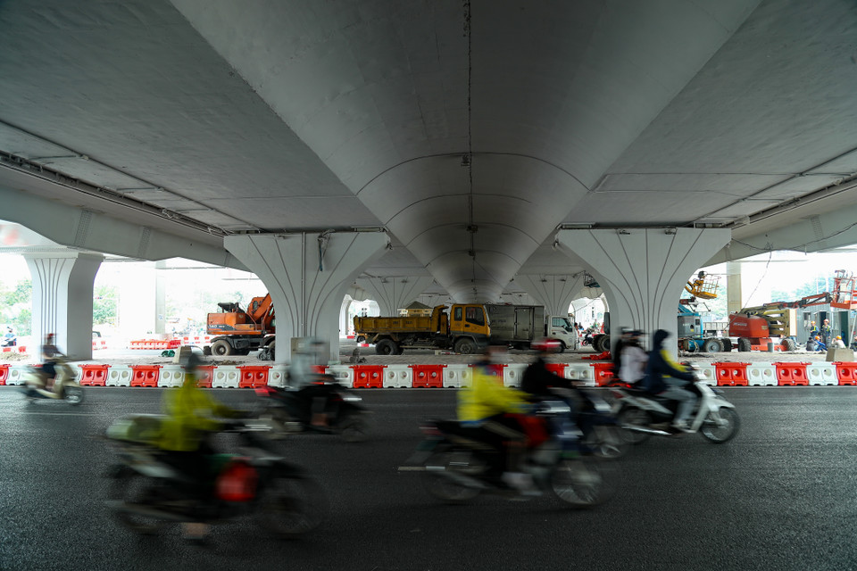 Xe đi dưới gầm cầu vượt thép được khống chế ở chiều cao dưới 3,5 m. (Ảnh: PV/Vietnam+)