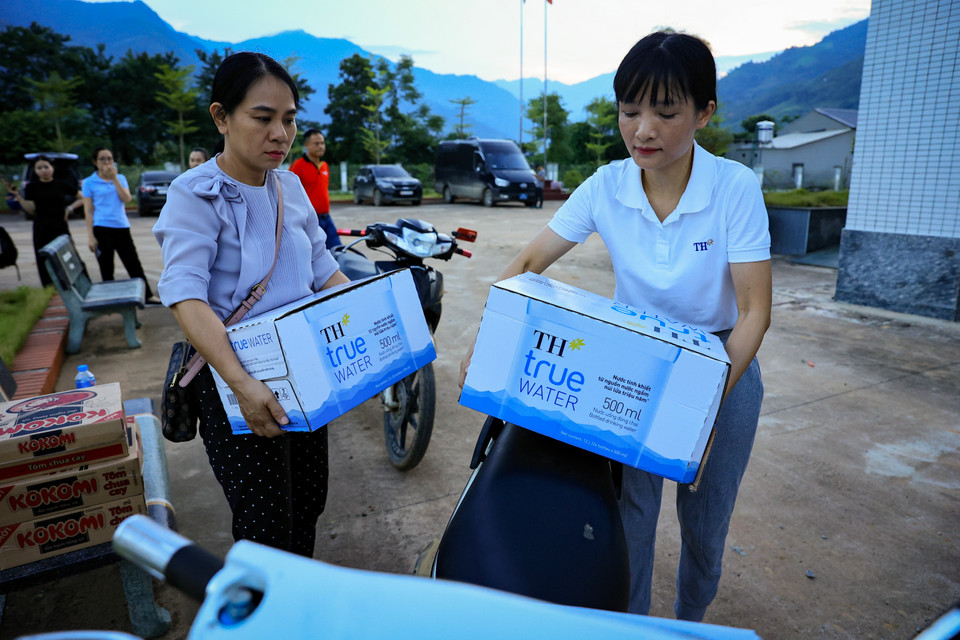 Để trao tận tay những món quà thiết thực tới bà con gặp nạn, người TH đã không quản vất vả, vượt suối băng rừng tới tận vùng lũ. Họ đã vượt hàng trăm kilomet qua những quả đồi, khoảnh đất ngập no nước sẵn sàng đổ sập; những vùng nước lũ sâu tới 4-5m để tới với người dân. (Ảnh: Hoài Nam/Vietnam+)