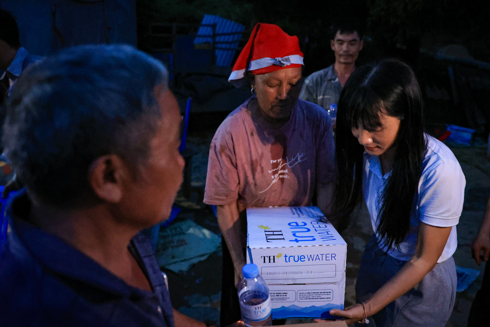 Không chỉ hỗ trợ về vật chất, những món quà của Tập đoàn TH cũng như các mạnh thường quân trên khắp mọi miền còn là liều thuốc tinh thần to lớn, giúp người dân vươn lên, thoát khỏi khó khăn, sớm ổn định cuộc sống. Truyền thống “lá lành đùm lá rách” của dân tộc một lần nữa được khơi dậy trong gian khó. (Ảnh: Hoài Nam/Vietnam+)