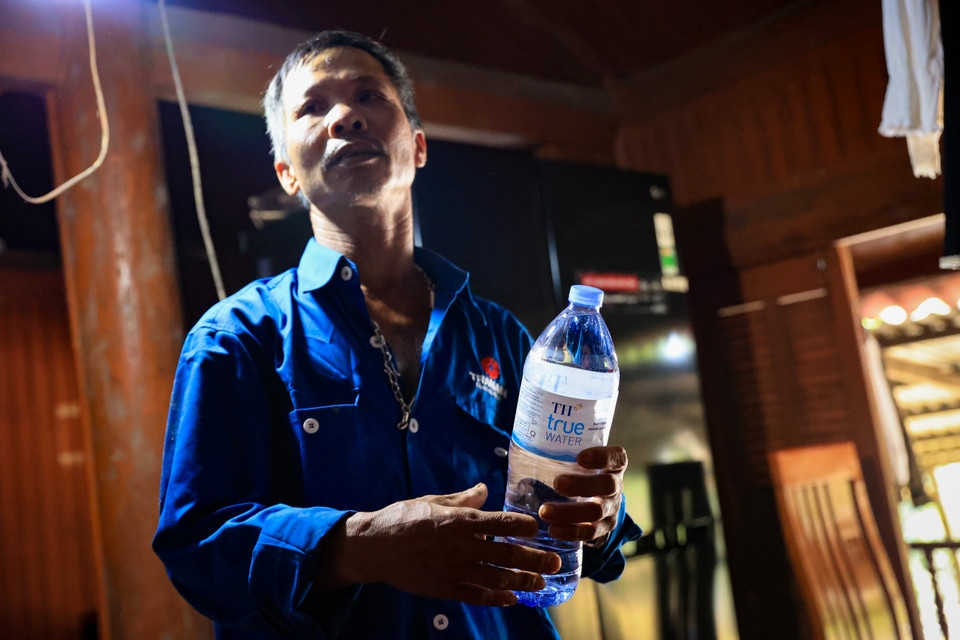 Ông Nguyễn Văn Công, người dân xã Hiền Lương (Hạ Hòa, Phú Thọ), cùng gia đình bị “cô lập” trong lũ lớn bày tỏ: ‘Lúc này, người dân chúng tôi cần nhất là nước sạch bởi thuốc và lương thực đã được nhiều tổ chức hỗ trợ.’ (Ảnh: Hoài Nam/Vietnam+)