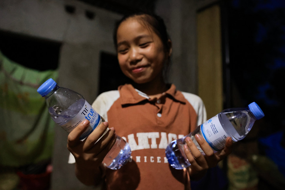 Với triết lý kinh doanh: “Vì hạnh phúc đích thực,” “Đặt lợi ích riêng của Tập đoàn nằm trong lợi ích chung của Quốc gia, không tối đa hóa lợi nhuận mà hài hòa lợi ích” để có một tương lai bền vững và cuộc sống hạnh phúc hơn, Tập đoàn TH rất chú trọng đến các hoạt động an sinh xã hội, nhân đạo, đặc biệt là những hoạt động CSR, hoạt động xã hội cứu trợ thiên tai, các hoạt động dành cho trẻ em, phụ nữ. Và, hoạt động trao quà cho người dân vùng lũ đợt này đã tiếp nối truyền thống đáng quý của đơn vị này. (Ảnh: Hoài Nam/Vietnam+)