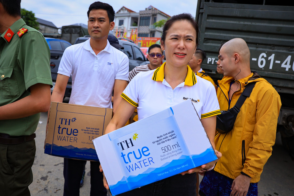 Hưởng ứng lời kêu gọi của Trung ương Mặt trận Tổ quốc Việt Nam và các tổ chức chính trị - xã hội, chung tay với các đoàn cứu trợ của nhiều đơn vị, Tập đoàn TH cùng Quỹ Vì Tầm Vóc Việt (VSF) và Ngân hàng TMCP Bắc Á (Bac A Bank) tính đến 14/9 đã trao tặng tổng giá trị hỗ trợ hơn 6 tỷ đồng tới người dân các tỉnh đang chịu ảnh hưởng nghiêm trọng của cơn bão số 3. (Ảnh: Hoài Nam/Vietnam+)