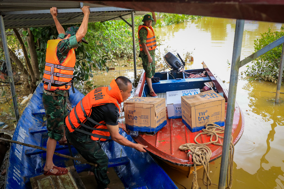 Sau lũ lụt, nguồn nước thường bị ô nhiễm bởi vi khuẩn, rác thải, hóa chất,… gây ra nguy cơ bùng phát các dịch bệnh như tiêu chảy, sốt rét, tả… Bởi vậy, việc kịp thời cung ứng nước sạch, nước tinh khiết có thể chung tay giúp giảm thiểu nguy cơ này, bảo vệ sức khỏe cộng đồng, hạn chế tình trạng dịch bệnh trong và sau lũ. (Ảnh: Hoài Nam/Vietnam+)