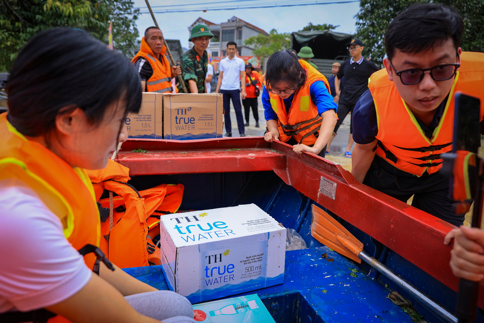 Cùng cả nước hướng về vùng khó, Tập đoàn TH đã tới tận những “rốn lũ” miền Bắc, gửi nhu yếu phẩm tới tận tay người dân vùng bị cô lập vì nước lũ như xã Hiền Lương (Hạ Hòa, Phú Thọ) xã Phìn Ngan (Bát Xát, Lào Cai). (Ảnh: Hoài Nam/Vietnam+)