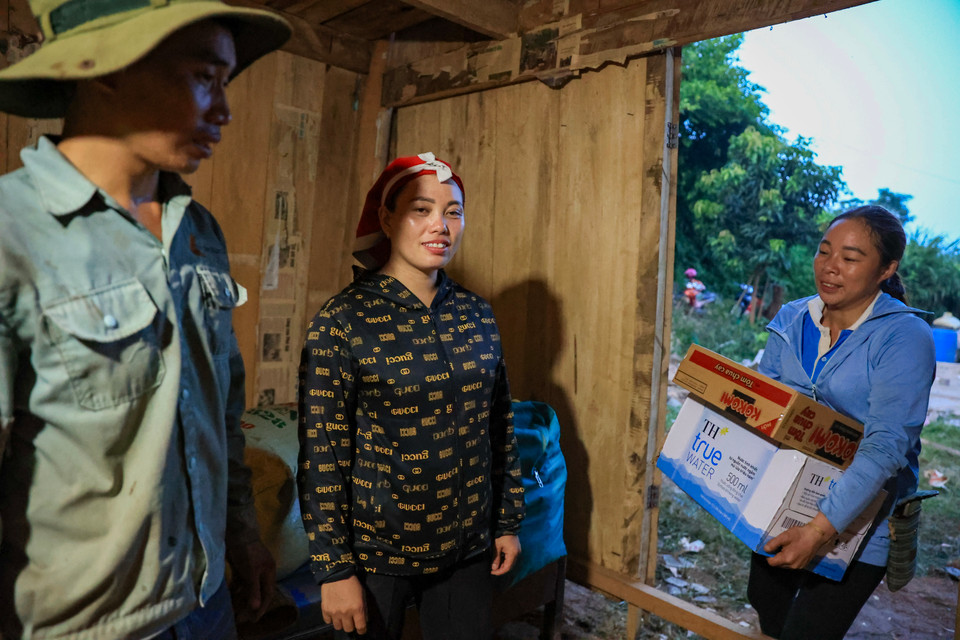 Gia đình anh Tẩn Láo Tả và chị Lý Ta Mẩy vừa mất nhà sau vụ sạt lở. Dân làng đã chung tay dựng tạm cho gia đình chỗ nghỉ ngơi nhưng lương thực và nước sạch vẫn còn thiếu. (Ảnh: Hoài Nam/Vietnam+)