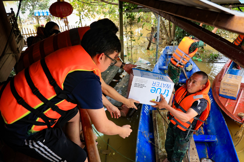 Những sản phẩm nước tinh khiết TH true WATER của Tập đoàn TH (đơn vị sở hữu thương hiệu TH true MILK) đã kịp thời có mặt tại những điểm nóng nhất, là nhu yếu phẩm cần thiết cho người dân vùng lũ, góp phần đảm bảo nguồn nước sạch quan trọng với sức khỏe của người dân, chung tay bảo vệ sức khỏe cộng đồng. (Ảnh: Hoài Nam/Vietnam+)