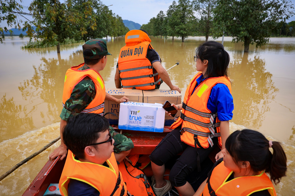 Sống giữa mênh mông sông nước nhưng hàng nghìn người dân vùng lũ vẫn đang khao khát được dùng nước sạch. Cùng bộ đội, chính quyền địa phương, người TH đã băng rừng vượt lũ đưa nước tinh khiết đến tận tay dân bản. (Ảnh: Hoài Nam/Vietnam+)