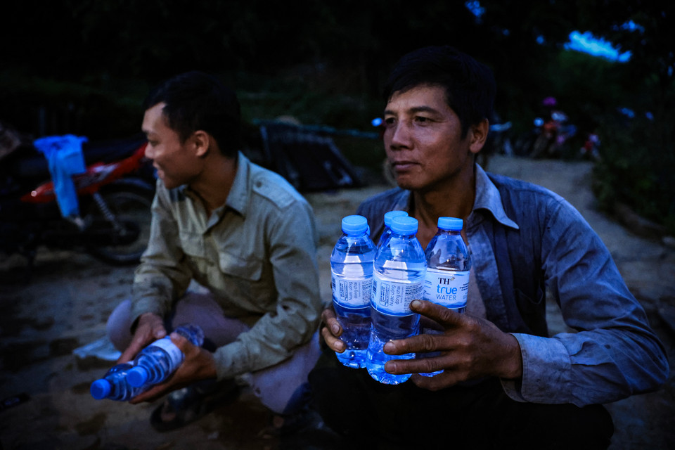 Người dân thôn Sải Duần mừng rỡ khi cầm trên tay những chai nước tinh khiết đúng vào thời điểm nguồn nước sạch là thứ “xa xỉ” đối với họ. (Ảnh: Hoài Nam/Vietnam+)