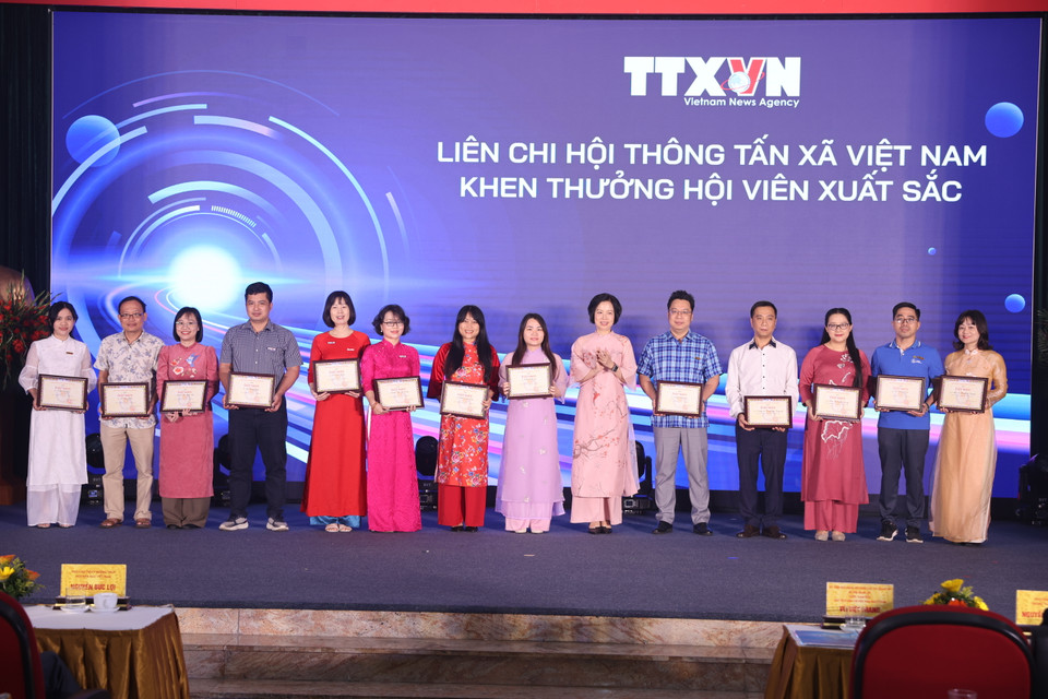 Liên chi hội Thông tấn xã Việt Nam trao bằng khen cho chi hội, hội viên xuất sắc. (Ảnh: Tuấn Anh/Vietnam+)
