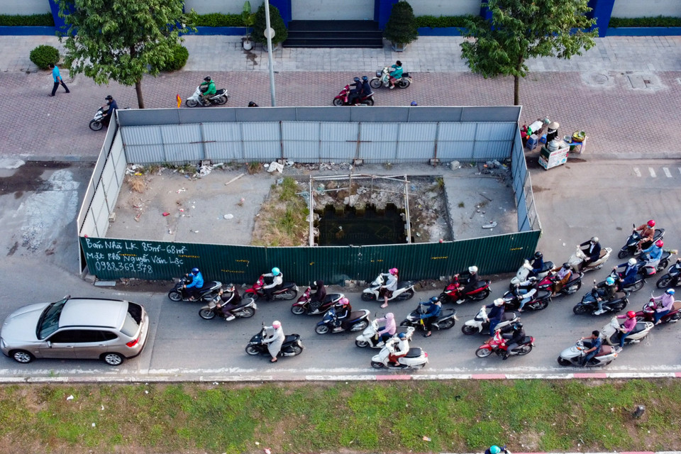 Trên đoạn đường dài khoảng 300m này có tới 8 'lô cốt tôn', gây khó khăn cho các phương tiện di chuyển vào khung giờ cao điểm. (Ảnh: Hoài Nam/Vietnam+) 