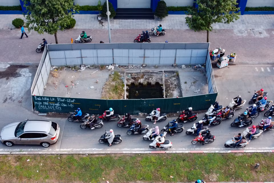 Trên đoạn đường dài khoảng 300m này có tới 8 'lô cốt tôn', gây khó khăn cho các phương tiện di chuyển vào khung giờ cao điểm. (Ảnh: Hoài Nam/Vietnam+) 