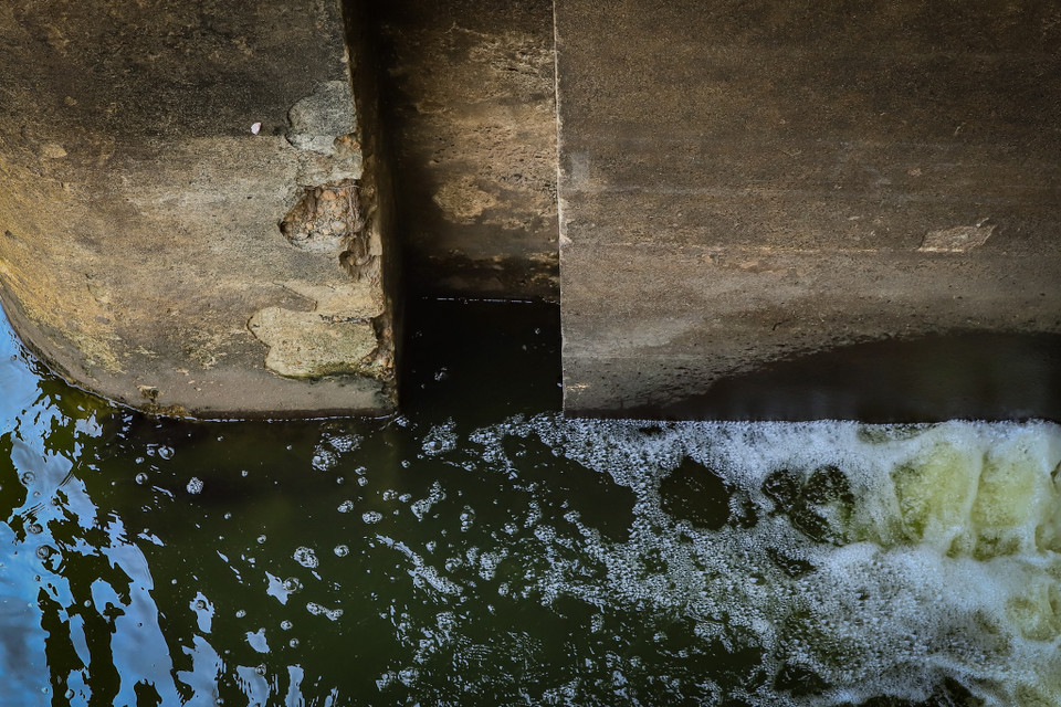 Trước đó, năm 2000, Bộ Nông nghiệp và Phát triển Nông thôn đầu tư gia cố cống Liên Mạc và xây dựng cống Liên Mạc 2 ở hạ lưu cống Liên Mạc với nhiệm vụ giải quyết giao thông, tăng cường ổn định và khả năng chống lũ cho cống Liên Mạc trong mùa lũ. (Ảnh: Hoài Nam/Vietnam+)