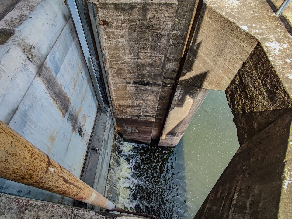 Bên cạnh đó, đáy cống ở cao trình thấp, tường ngực cống vẫn có hiện tượng bị thấm, do vậy vẫn cần theo dõi chặt chẽ, xây dựng phương án bảo đảm an toàn cho cống trong mùa mưa bão năm 2023. (Ảnh: Hoài Nam/Vietnam+)