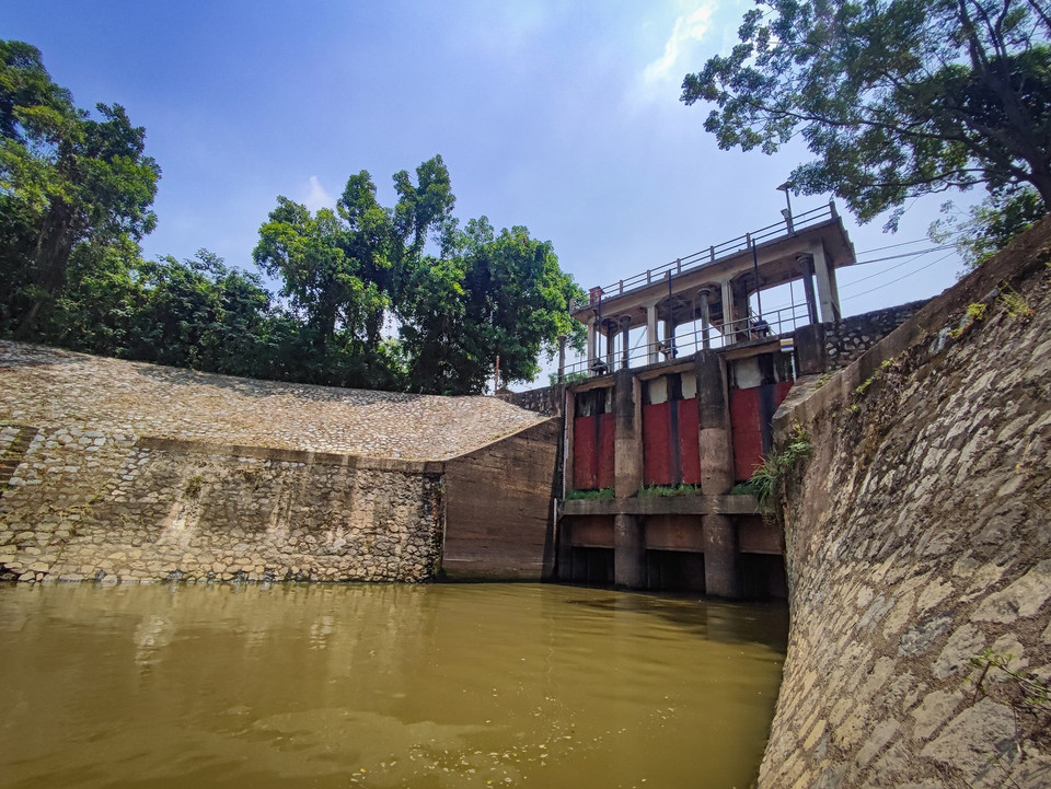 Hình ảnh ghi nhận tại khu vực cống đê Long Tửu (Đông Anh, Hà Nội). Cống đê này thuộc khu vực đê, kè, cống Xuân Canh - Long Tửu- một những trọng điểm xung yếu (cấp thành phố) cần xây dựng phương án bảo vệ trong mùa mưa bão năm nay. (Ảnh: Hoài Nam/Vietnam+)