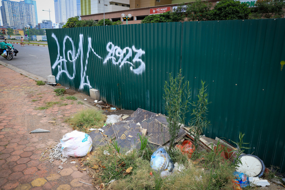 Phía bên ngoài các điểm quây tôn này cũng trở thành nơi tập kết rác, phế liệu. (Ảnh: Hoài Nam/Vietnam+) 