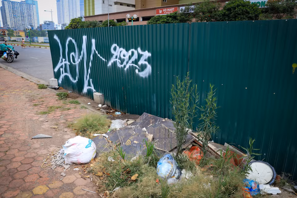 Phía bên ngoài các điểm quây tôn này cũng trở thành nơi tập kết rác, phế liệu. (Ảnh: Hoài Nam/Vietnam+) 