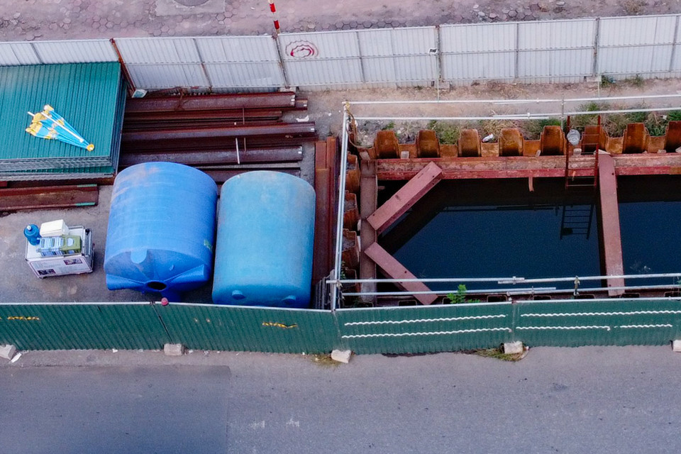 Tuy nhiên trên thực tế, không có máy móc, công nhân thi công bên trong các điểm quây tôn của dự án này. (Ảnh: Hoài Nam/Vietnam+) 