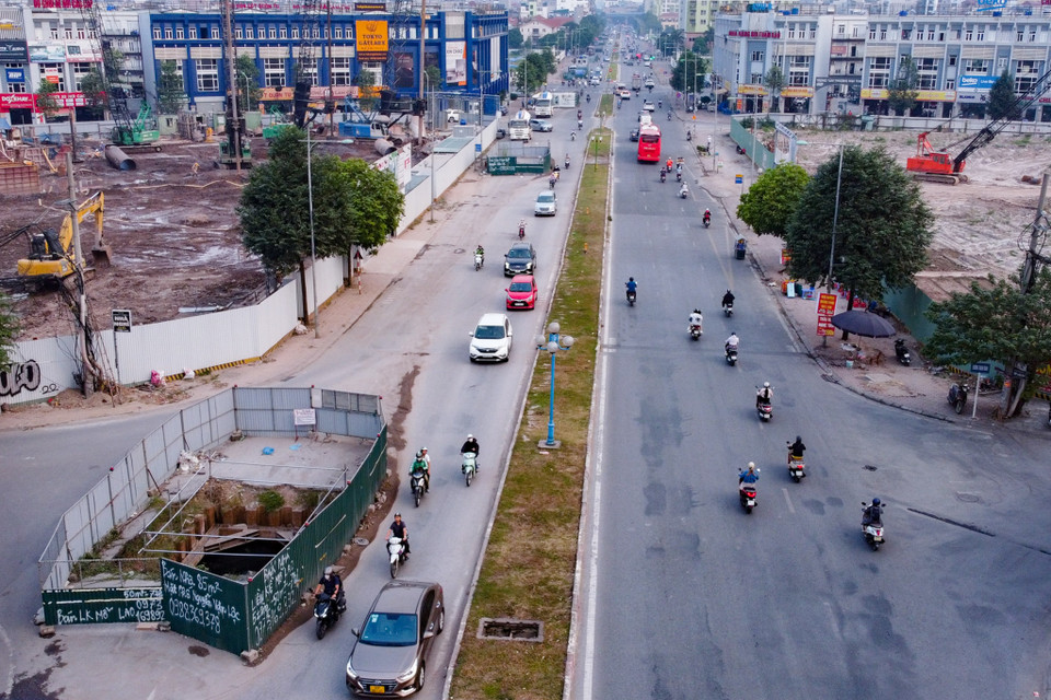 Các 'lô cốt tôn' án ngữ trên đường Vũ Trọng Khánh (Hà Đông, Hà Nội) là các giếng thi công gói thầu số 4 dự án hệ thống xử lý nước thải Yên Xá. (Ảnh: Hoài Nam/Vietnam+) 