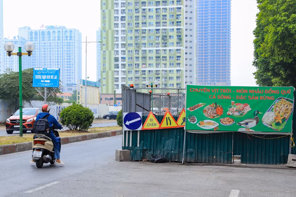 Theo ghi nhận của phóng viên Báo Điện tử VietnamPlus sáng ngày 28/7, phía bên ngoài một số vị trí quây tôn trở thành nơi treo biển quảng cáo của người dân. (Ảnh: Hoài Nam/Vietnam+) 