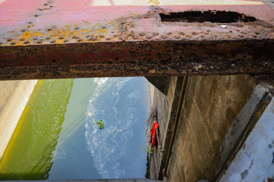  Theo ghi nhận hình ảnh thực tế vào những ngày cuối tháng 7/2023, đoạn cống đê này có những vết nứt và bong tróc bêtông. (Ảnh: Hoài Nam/Vietnam+)