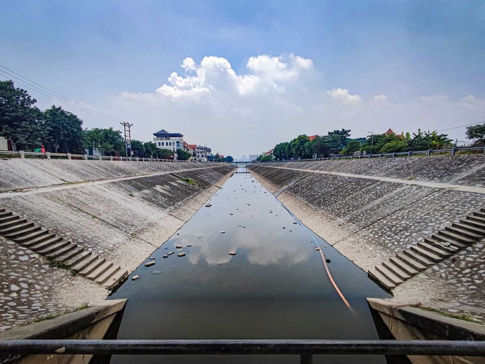 Khu vực cống đê trên địa bàn xã Hải Bối (Đông Anh, Hà Nội) với bờ kè chắc chắn và các hạng mục còn mới, tuy nhiên ‘tân binh’ này chưa trải qua trận mưa lũ lớn nào. (Ảnh: Hoài Nam/Vietnam+)