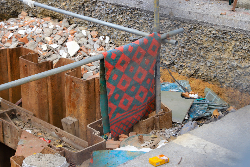 Xung quanh các miệng giếng là rác thải để bừa bãi. (Ảnh: Hoài Nam/Vietnam+) 